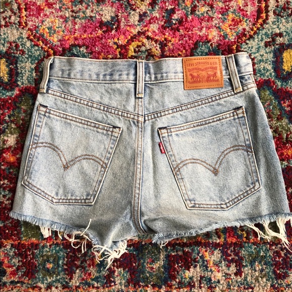 LEVIS WEDGIE FIT SHORTS SIZE 26 - Picture 2 of 2